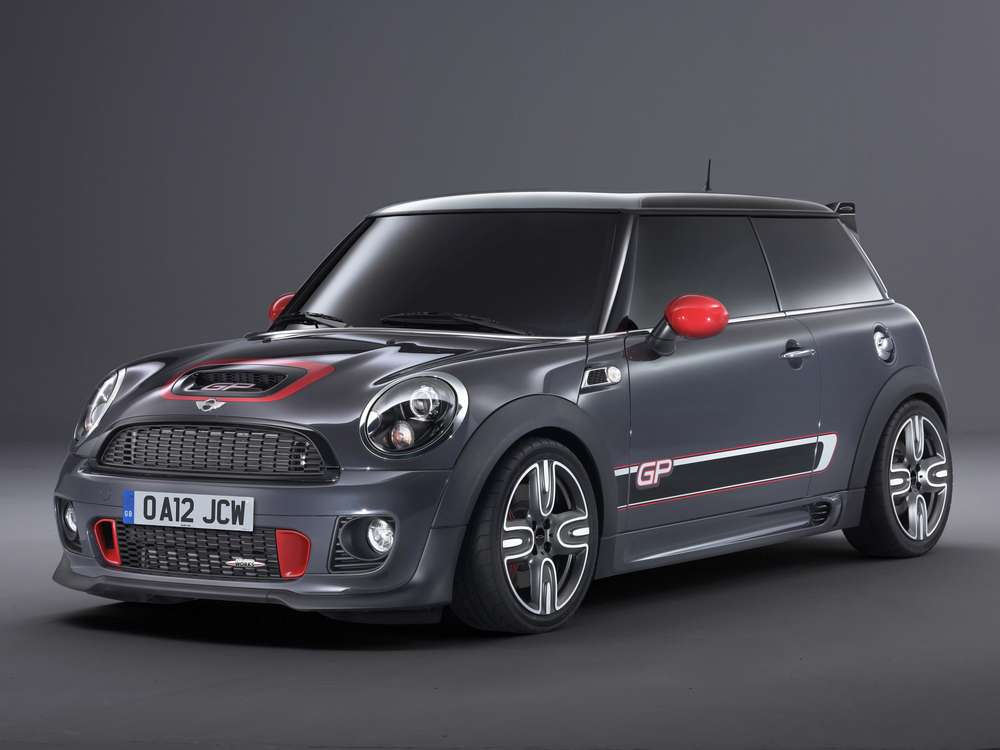 Самый «злой» MINI выехал на дорожные испытания
