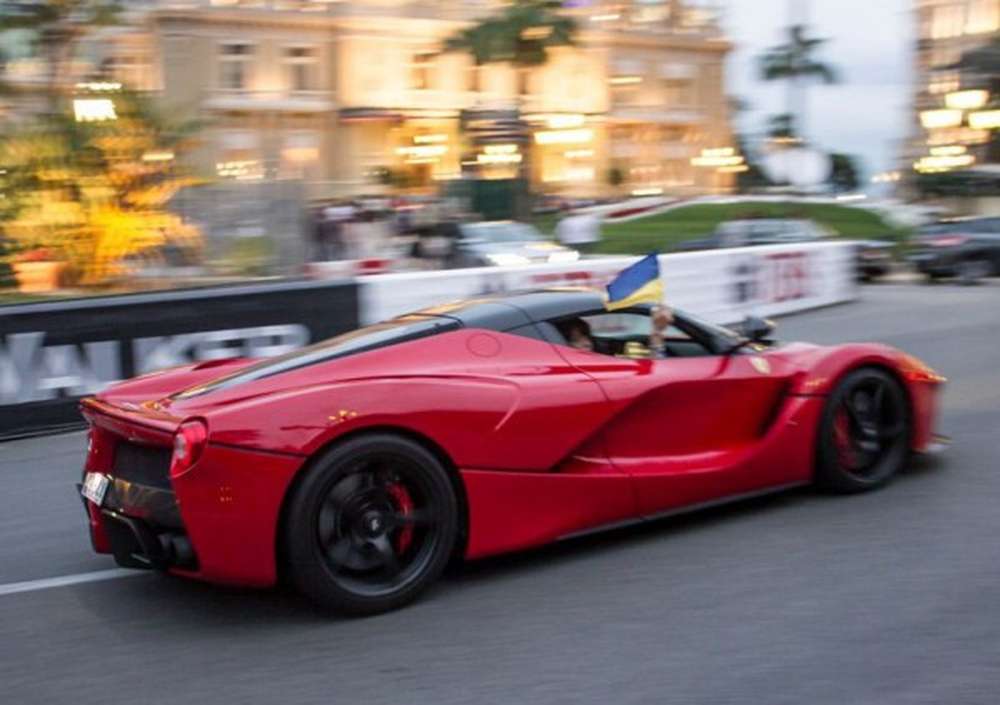 По Монако ездил суперкар LaFerrari с флагом Украины