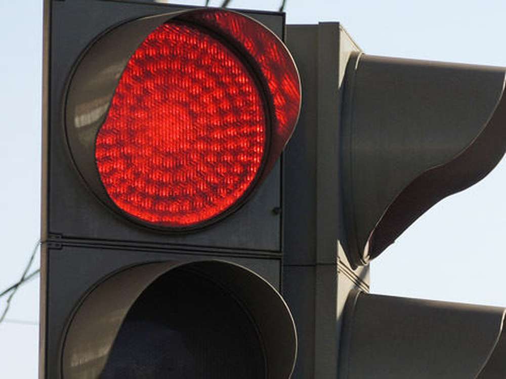 Traffic light red. Красный светофор. Красный сигнал светофора. Красный цвет светофора. Красный светофор на дороге.