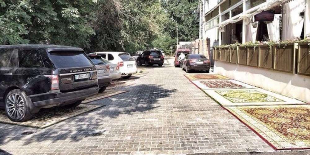 В Казахстане парковку элитного ресторана устлали коврами