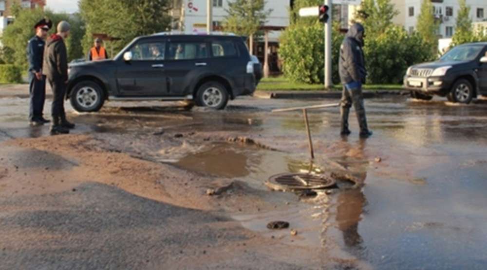 Автомобиль провалился под асфальт в Астане