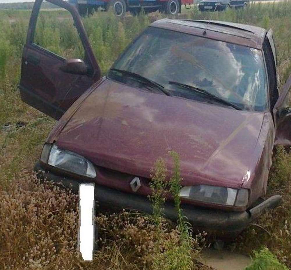 В Пуховичском районе Renault вылетел в кювет и перевернулся: водитель погиб