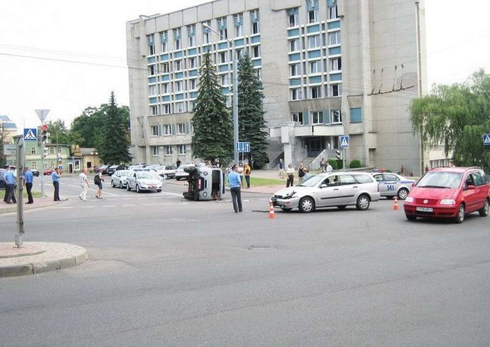 В Гродно после ДТП перевернулся милицейский УАЗ: милиционер вылетел через ветровое стекло