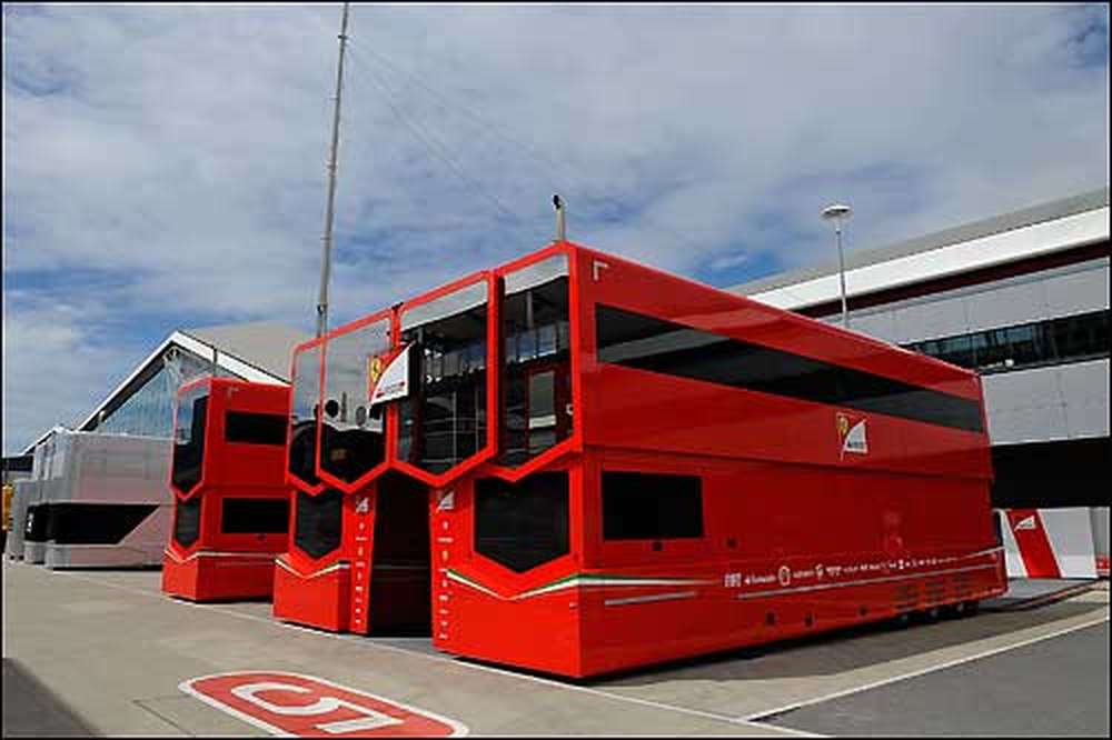 На каждую гонку Ferrari отправляет 25 тонн оборудования