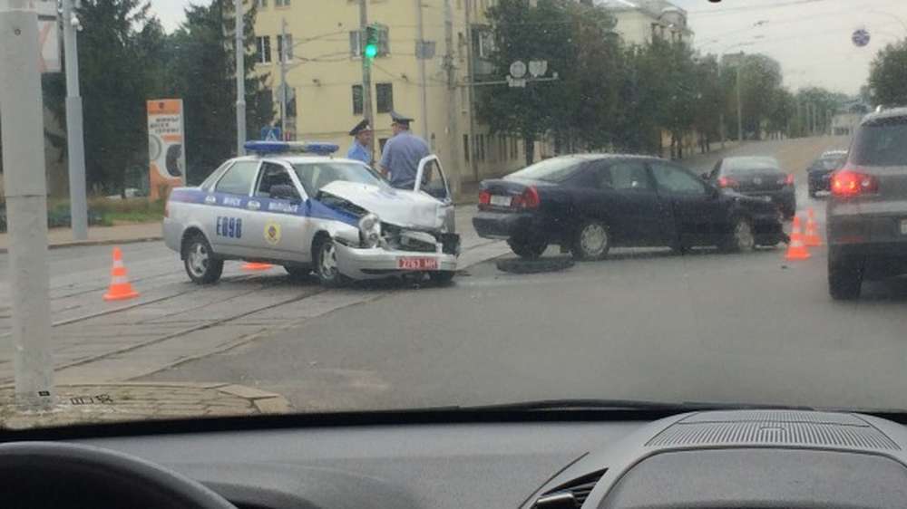 В Минске столкнулись Mitsubishi и автомобиль Департамента охраны: есть пострадавшие