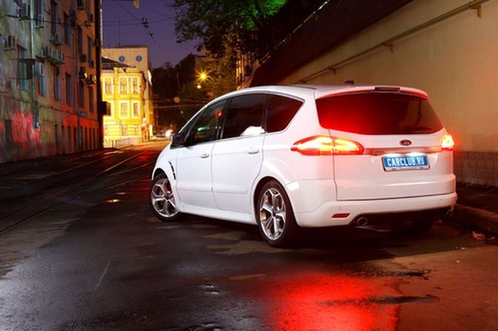 Ford тестирует обновленный минивэн C-Max
