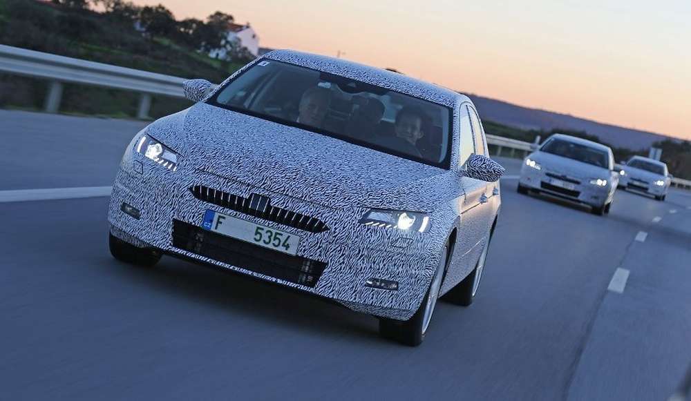 Новое поколение Skoda Superb замечено на тестах