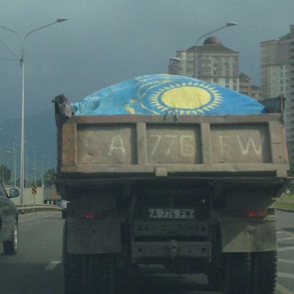 В Алматы госфлаг использовали вместо брезента на грузовике