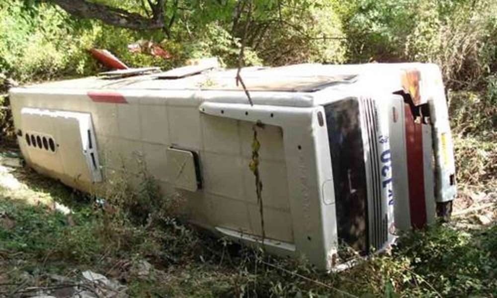 На севере Индии пассажирский автобус упал с обрыва