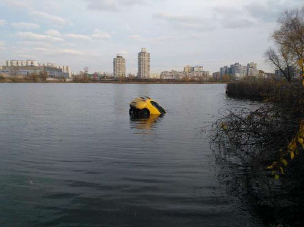 Водитель утопил автомобиль, запутавшись в своих вьетнамках