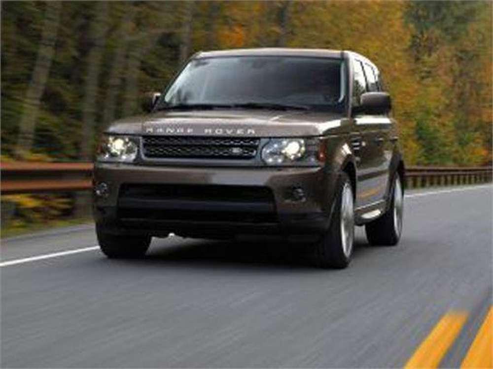 В Алматы столкнулись Land Rover Range Rover и Toyota Camry