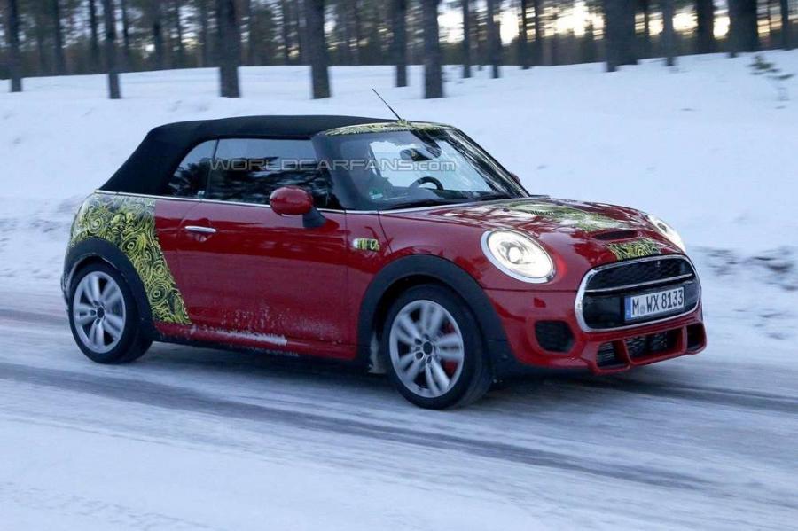 «Горячий» кабриолет Mini попался на глаза папарацци