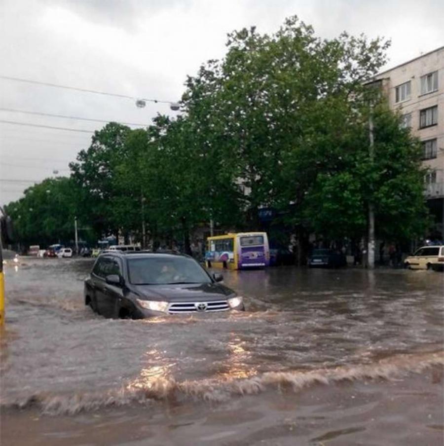 Сильный ливень затопил Симферополь - люди и машины передвигаются вплавь