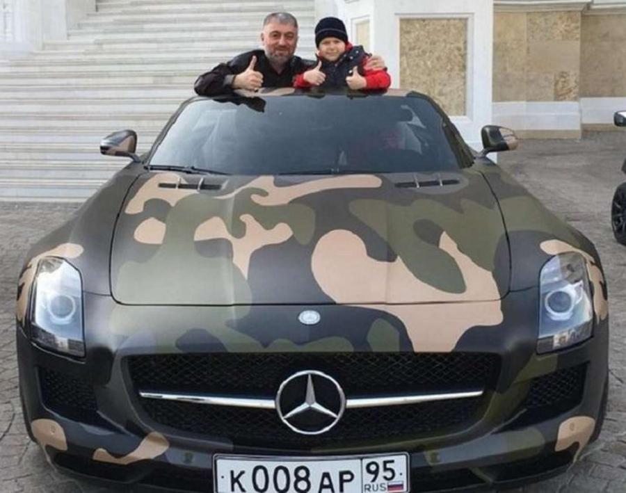 Восьмилетнему сыну Рамзана Кадырова на день рождения подарили камуфляжный суперкар Mercedes SLS