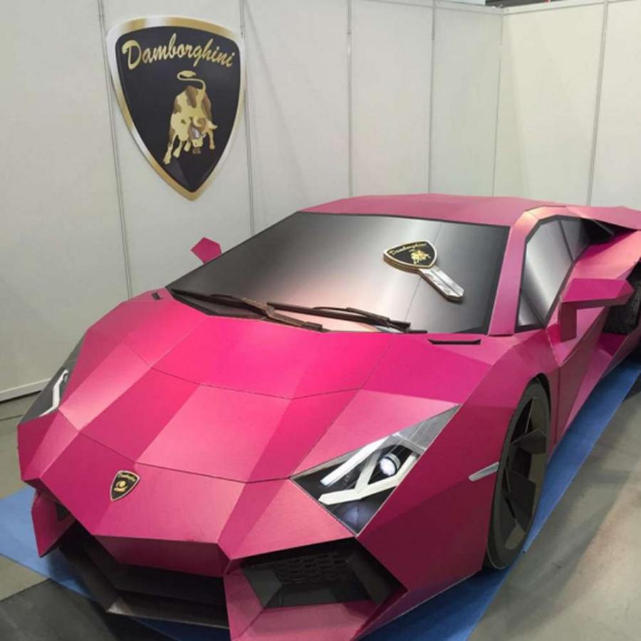 В Японии сделали розовый Lamborghini Aventador из картона