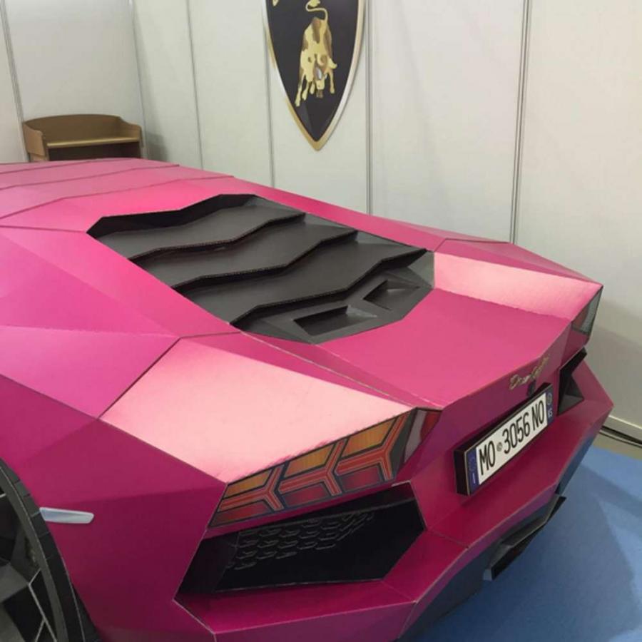 В Японии сделали розовый Lamborghini Aventador из картона