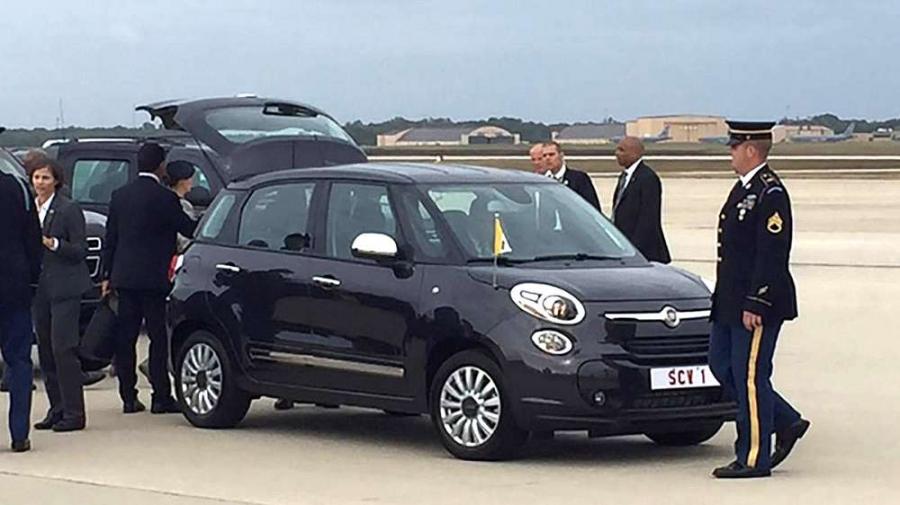 Чёрный кроссовер Fiat 500L Папы Римского продан за 82 тысячи долларов