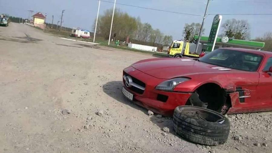 Под Киевом попал в ДТП спорткар Mercedes SLS AMG за $300 тысяч