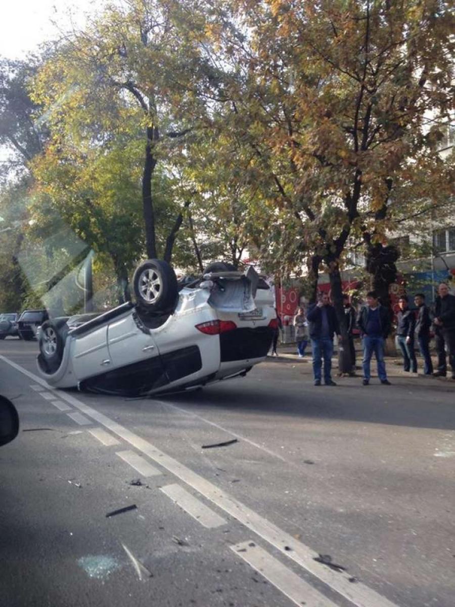 В Алматы на спецполосе для автобусов опрокинулось авто