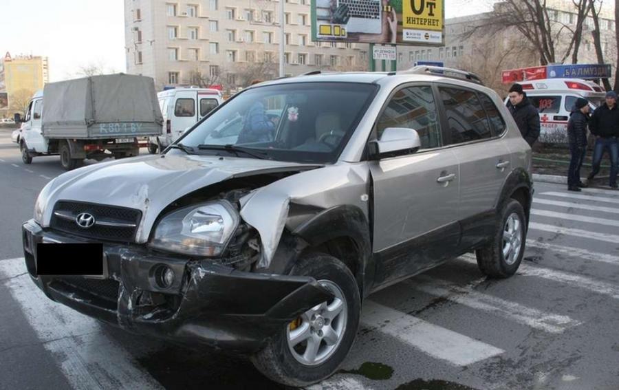 На центральной дороге Актау Hyundai Tucson врезался в торговый павильон