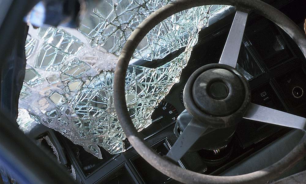 В Алматы водитель Mercedes, устроив гонки, на встречной полосе протаранил Chevrolet