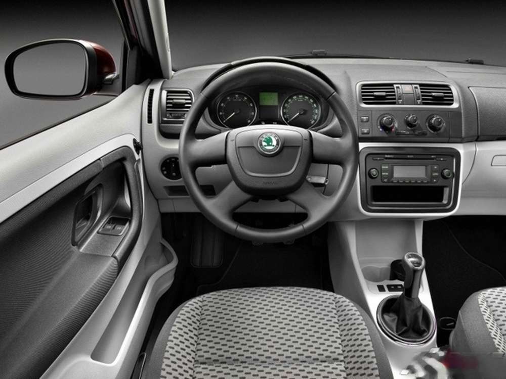 Новая Skoda Fabia: первое фото салона