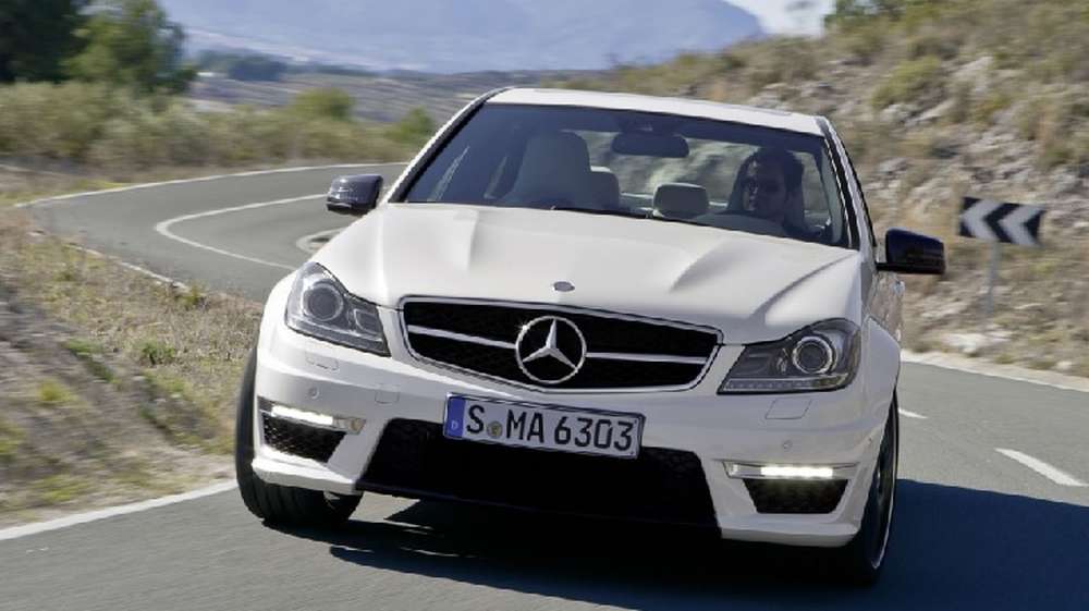 В сети появились фотографии салона Mercedes C63 AMG