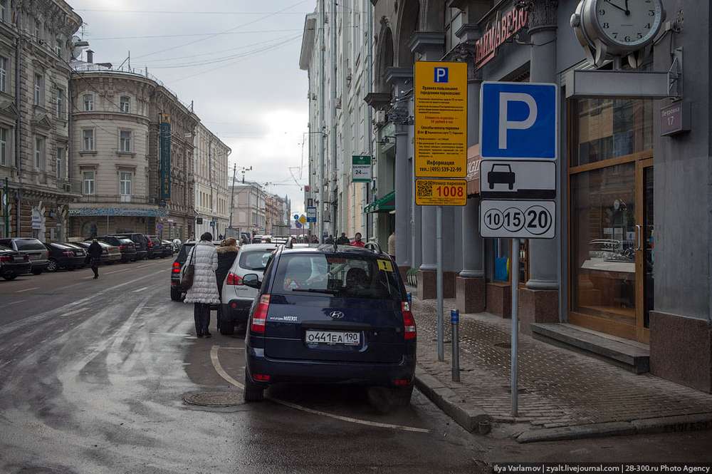 Половина жителей Москвы положительно оценивает введение платной парковки