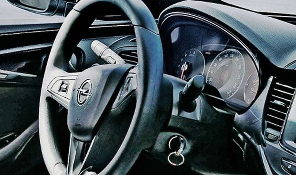 В сети появились фотографии салона Opel Astra