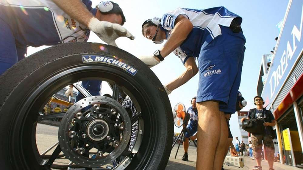 Гонщики MotoGP испытают новую резину Michelin на предсезонных тестах в Сепанге