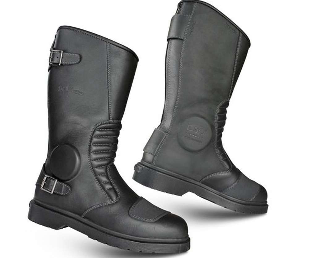 Dr. Martens начал выпуск мотообуви