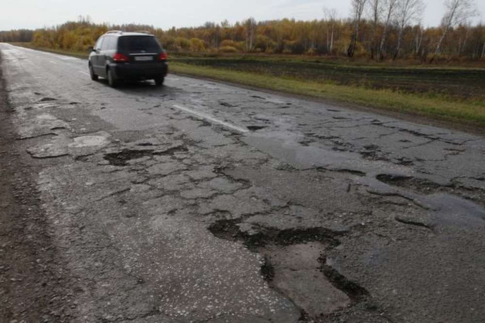Водитель отсудил у дорожников 74 тысячи рублей за яму