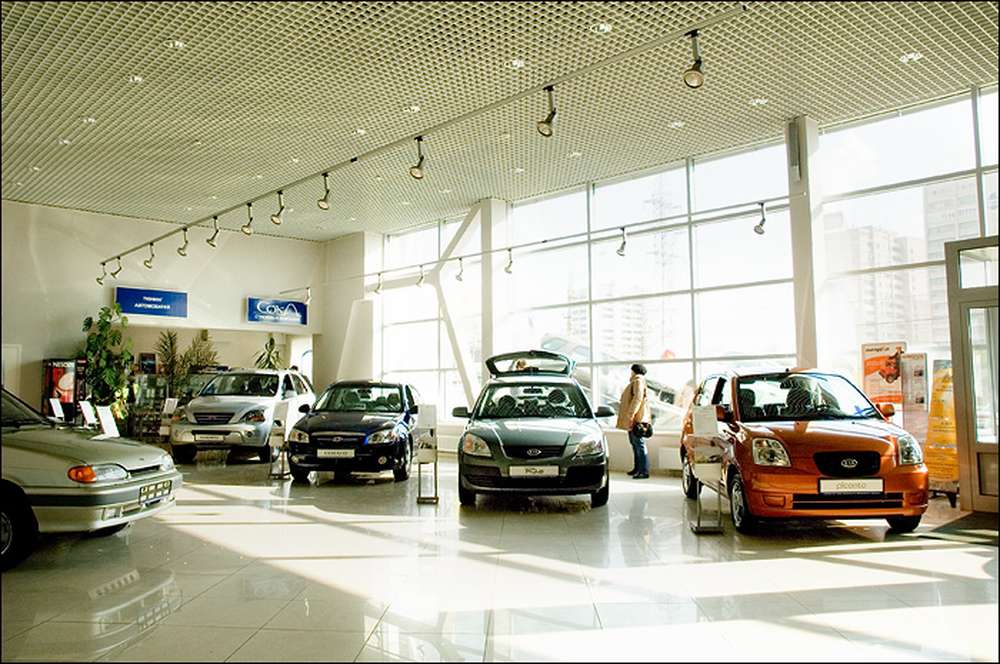 В августе продажи новых автомобилей в РФ сократились на 25%