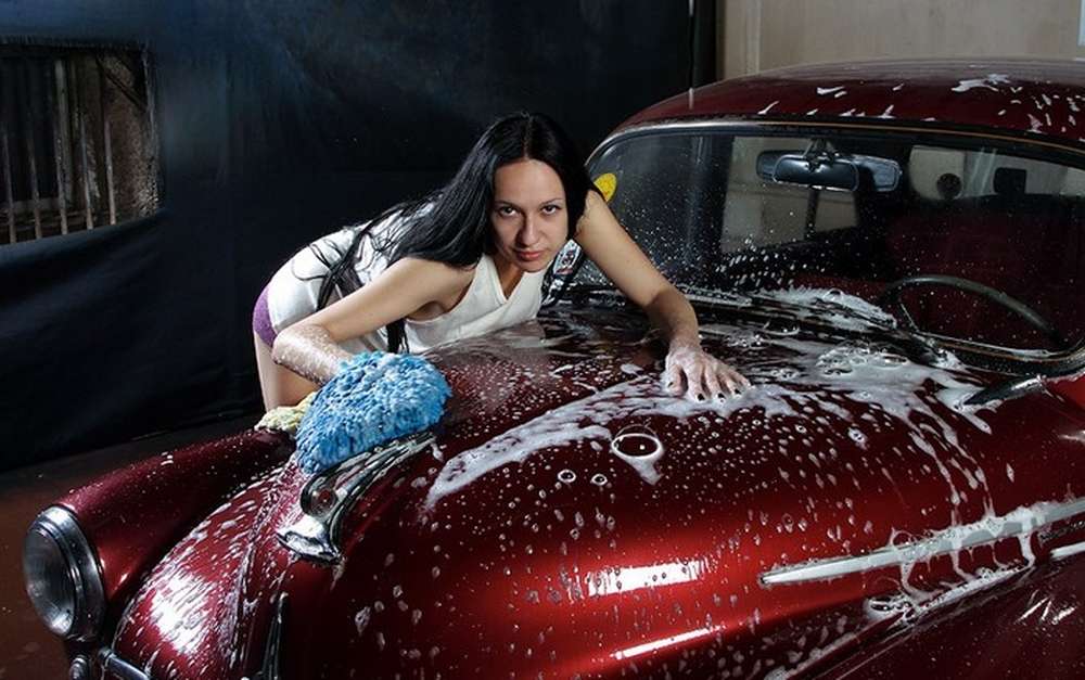 Эротическая автомойка в благотворительных целях