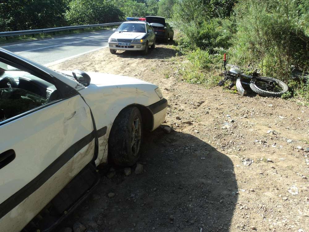 Мопед на большой скорости врезался в автомобиль в Усть-Каменогорске
