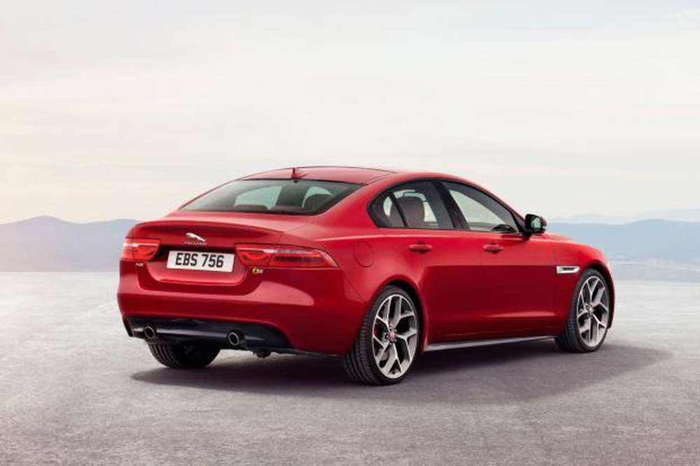 Новый седан Jaguar XE прибыл на место премьеры в Лондоне