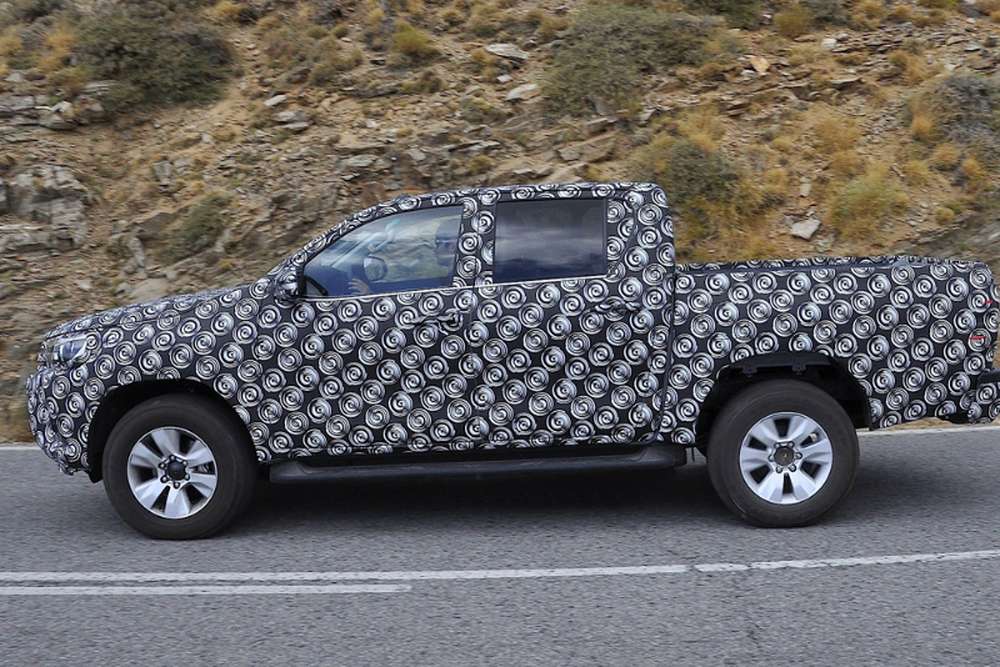 Опубликованы шпионские фотографии Toyota Hilux 2016