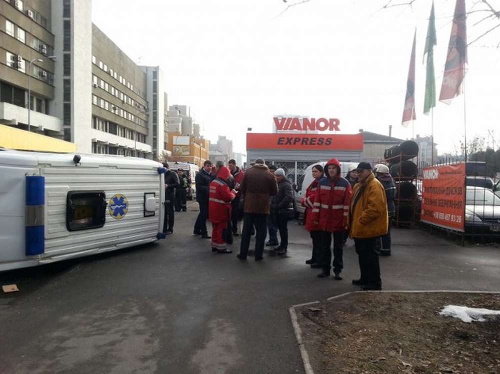 В Баку перевернулась машина скорой помощи