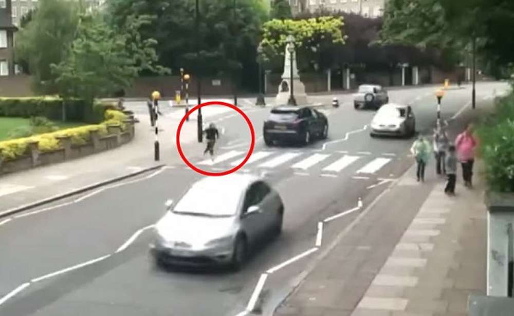 На пешеходном переходе через Abbey Road в Лондоне машина сбила женщину