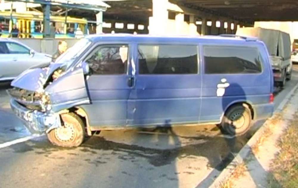 В Киеве автобус протаранил остановку