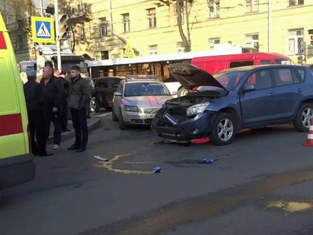 В Петербурге автомобиль сбил шесть человек на автобусной остановке