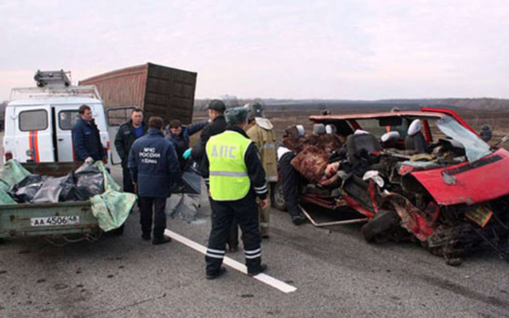 Девушка заснула за рулем автомобиля и столкнулась с грузовиком