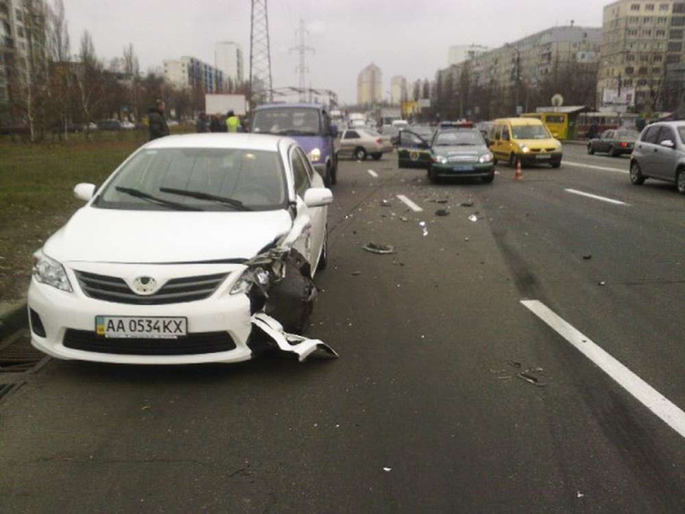 В Киеве лоб в лоб столкнулись два авто