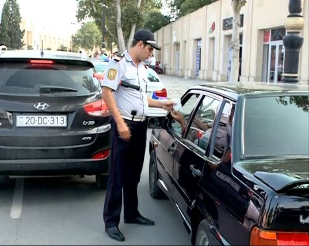 Зажал руку гаишнику в окне