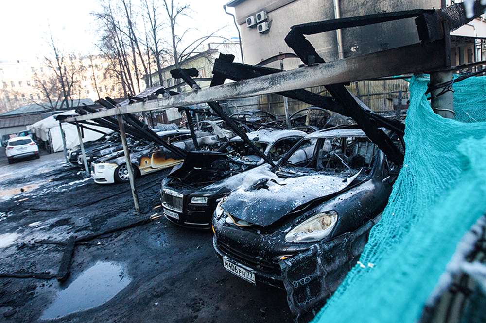 В центре Москвы сгорело 12 иномарок общей стоимостью 150 миллионов рублей