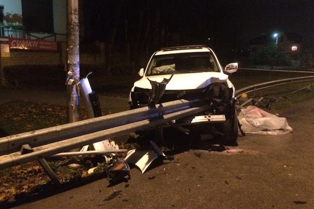 В Калининграде автомобиль сбил пешеходов на тротуаре: двое погибли, один в больнице