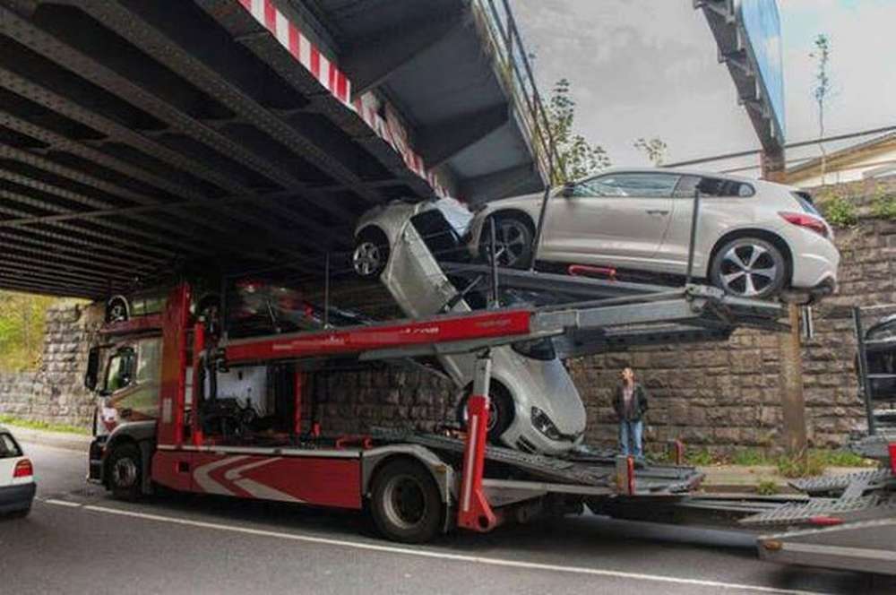 Водитель автовоза не рассчитал высоту своего трейлера